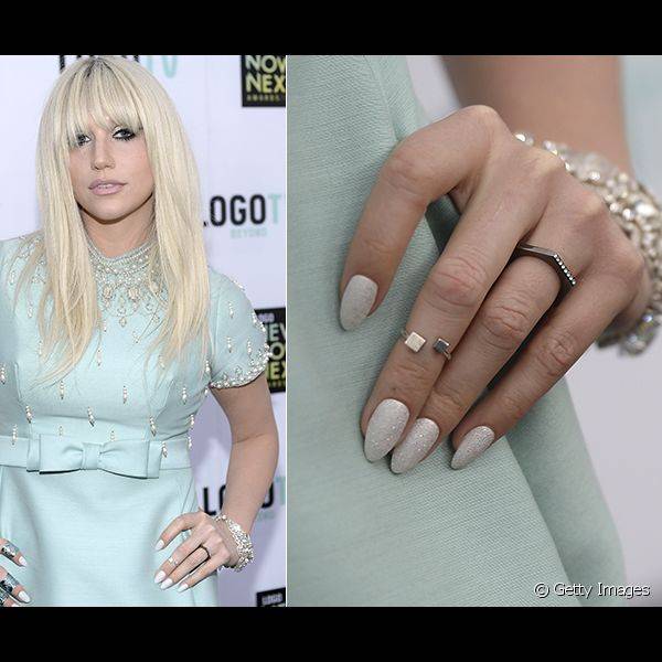 Com um estilo mais comportado, Kesha foi ao NewNowNext Awards 2013 com unhas brancas, que ganharam delicadeza na cobertura com glitter